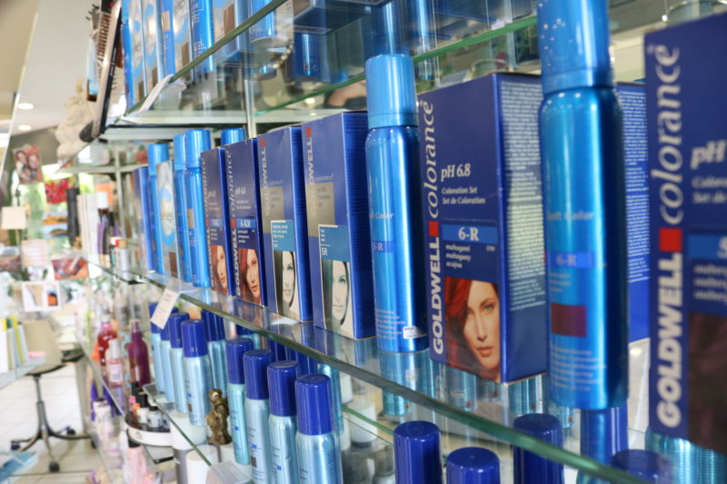 Goldwell Pflegeprodukte im Regal des Salons